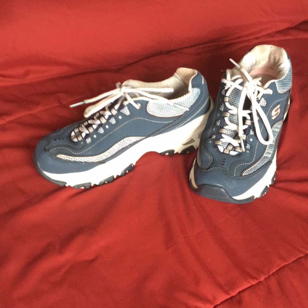 Tennis shoes